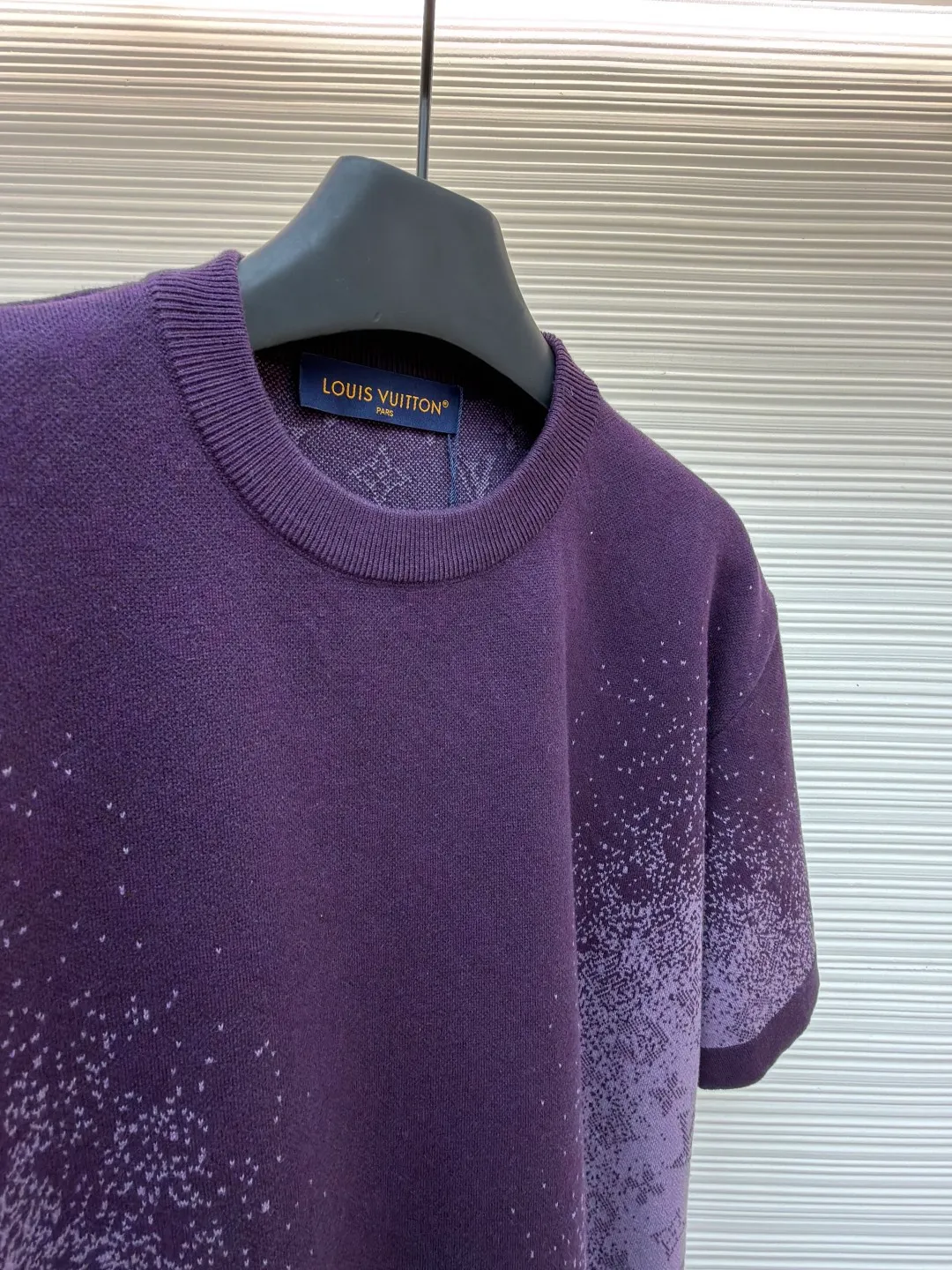 LOUIS VUITTON letter dark pattern jacquard gradient knitted sweater short sleeves ●Original version: purchased and developed for 11300 ●Item number: 1682321-A95 ●Fabric: cotton fabric ●Technology: knitted production ●Color: purple gradient ●Version: fitted version ●Weight: about 485 grams ●Size: S-M-L-XL ●Description: This Louis Vuitton purple knitted short-sleeve is woven with high-count worsted wool blended yarn. A 16-needle fine plain weave base is created by a double needle bed knitting machine to ensure that the fabric is stiff and skin-friendly. The body of the garment uses a gradient inkjet printing process, using digital inkjet printing technology with micron-level precision positioning, to attach purple-toned metallic glitter to the knitted surface in a gradient pattern from dark to light. The glitter particles are treated with high-temperature color fixation, making them resistant to friction and not easy to fall off. The neckline adopts double-layer ribbing process, which is not easy to deform after pre-shrinking treatment. The shoulders are designed with seamless one-piece raglan sleeves to reduce seam friction. The overall cut is a micro-profile off-shoulder version, combined with invisible side slits, which not only ensures wearing comfort, but also presents a high-end three-dimensional wearing effect. Every craft detail is polished in accordance with the brand's strict quality control standards. The overall wiring is straight and delicate, the fabric is comfortable and soft, and the color is consistent without color difference. It can be matched with the same style to create a fashionable look and control various occasions. Customized accessories, complete with three standards, same style for men and women!